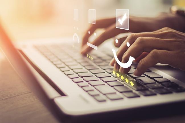 Someone rating a chatbot using a digital customer service feature